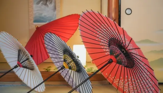 和室のスタジオにレンタルアイテムの和傘が並んで写っている