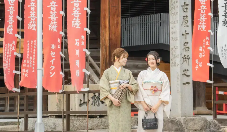 笠寺観音様にいる2人の和装をした女性