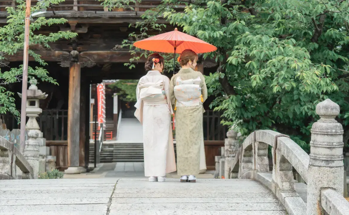 和傘をさし笠寺観音の橋に立つ2人の女性
