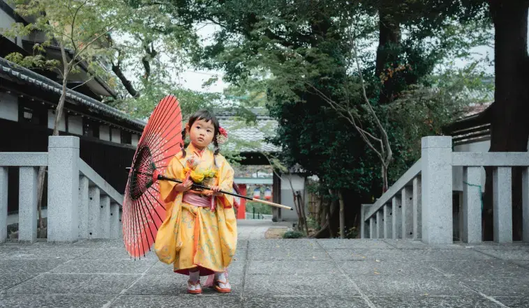 和装女性達の髪にはレンタルアイテムのかわいい髪飾りがついている