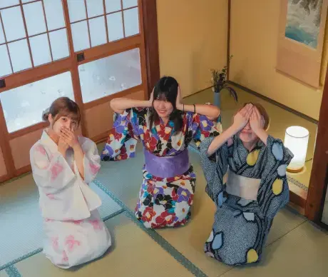若い女性3人が着物を来て楽しそうに和室のスタジオで撮影している