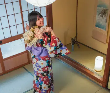 女性がブーケを持って和室のスタジオでセルフ撮影をしている